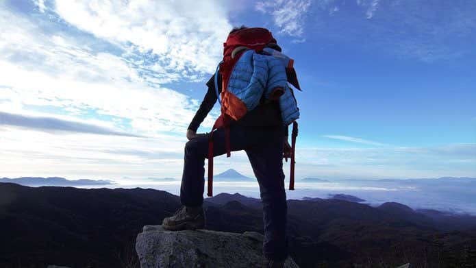 登山装備を背負った登山者
