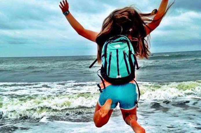 ノースフェイスのバックパックを背負った女性