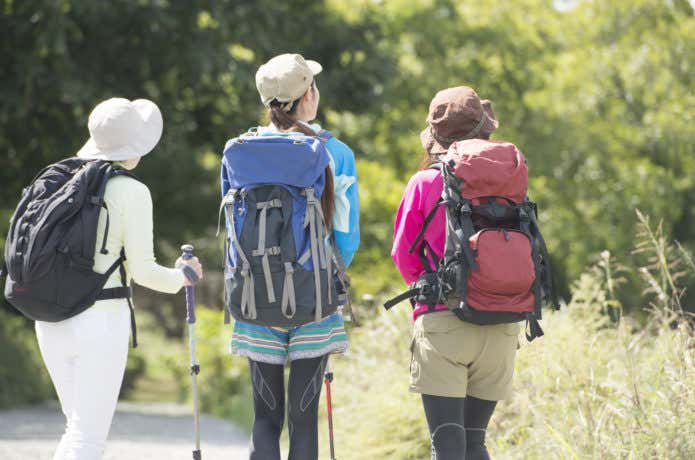 登山用帽子を被った女性