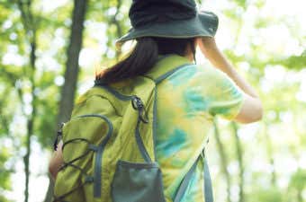 登山用帽子をかぶった女性