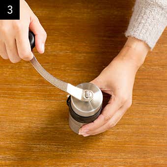 おすすめ手動コーヒーミルの使い方　ハンドルを取り付けて回す