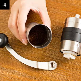 おすすめ手動コーヒーミルの使い方　ドリップ容器に移す