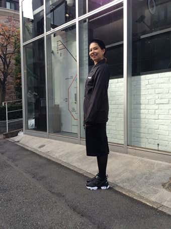 黒のポンプフューリーを履いている女性