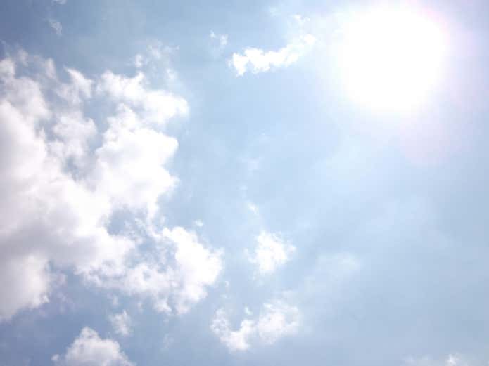 太陽の日差しがまぶしい画像