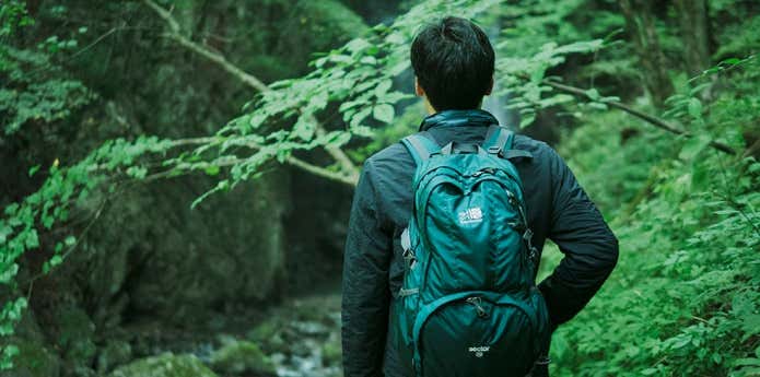 カリマーのセクターを背負った男性