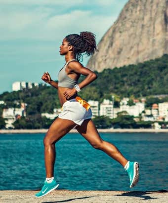 ブルーのランニングシューズで走る女性