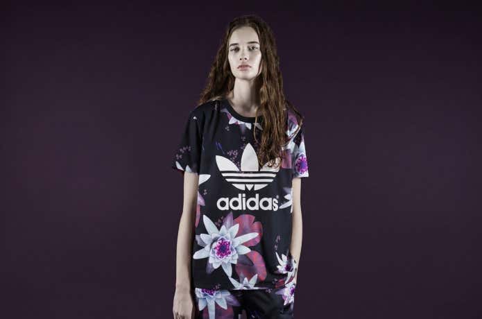 アディダスのTシャツを着ている女性