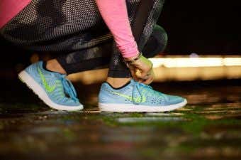 ナイキのランニングシューズを履く女性