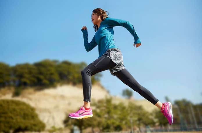 ナイキのランニングシューズで走る女性
