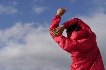 ウィンドブレーカーを着てストレッチする男性