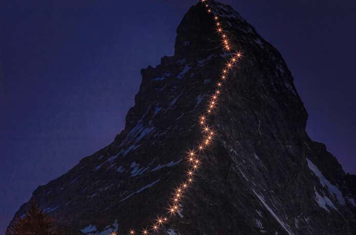 ヘルンリ尾根ルートでマッターホルンに登る人々