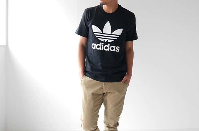 アディダスのTシャツを着ている男性