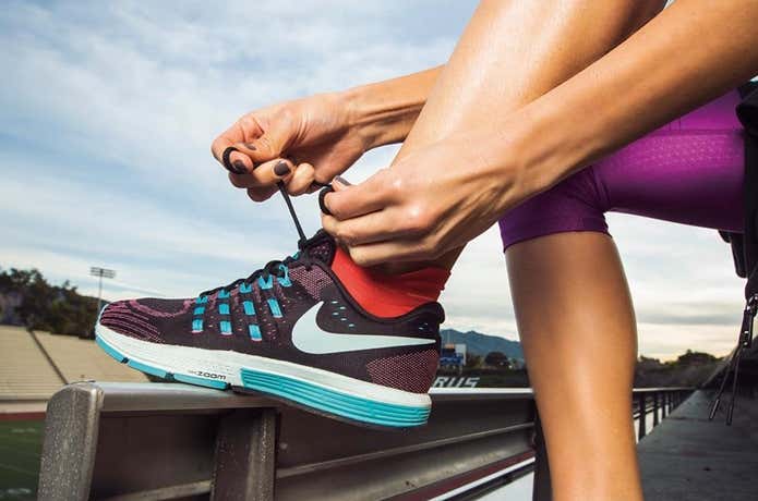 ナイキのランニングシューズのひもを締める女性
