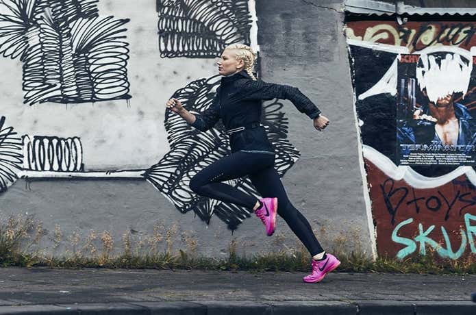 ナイキのランニングシューズで走る女性