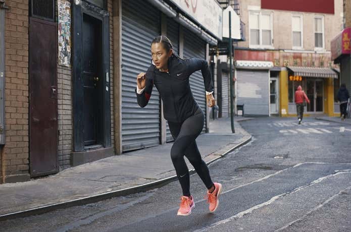ピンクのランニングシューズで走る女性