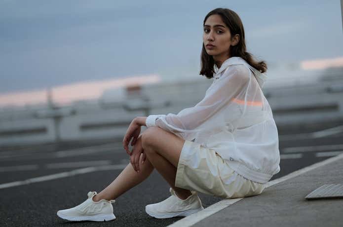 リーボックのランニングシューズを履いた女性
