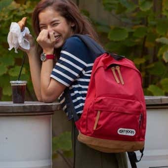 赤いリュックを背負った女性