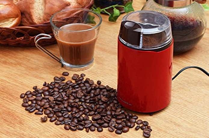 電動コーヒーミルとコーヒー豆の画像