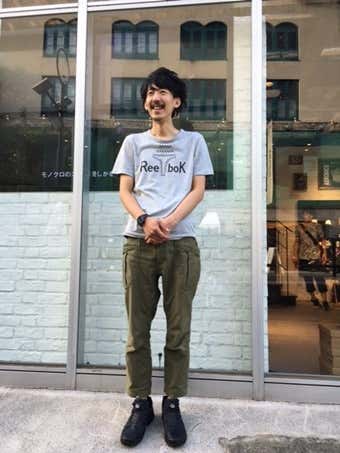 黒のポンプフューリーを履いている男性
