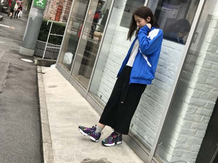 黒のポンプフューリーを履いている女性