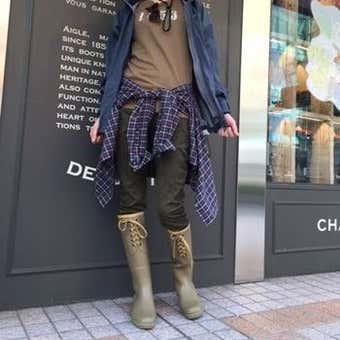 レインブーツにチェックのシャツを合わせて