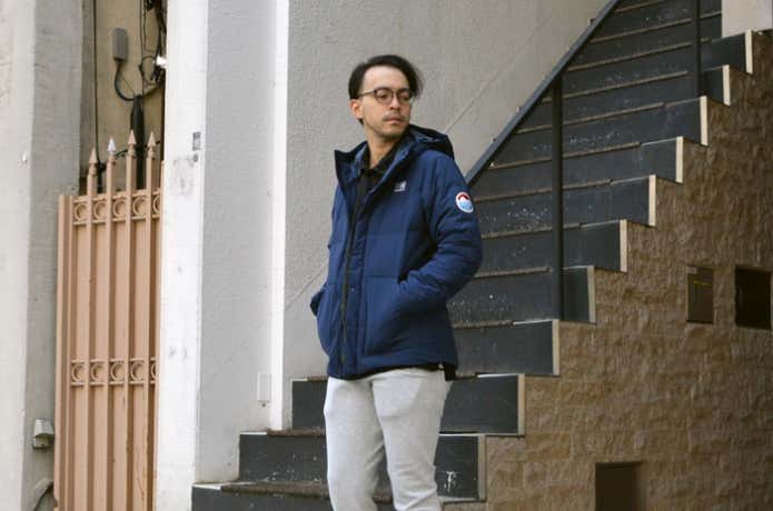 カリマーのダウンジャケットを着た男性