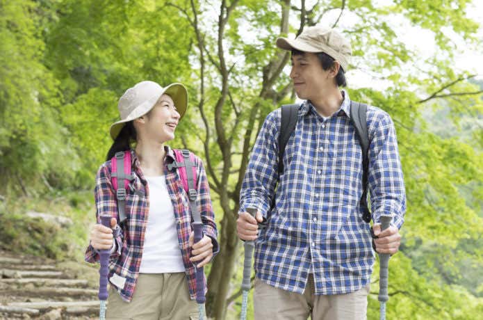 会話をしながらトレッキングする男女
