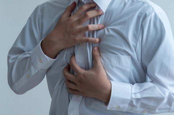 胸が苦しそうな男性