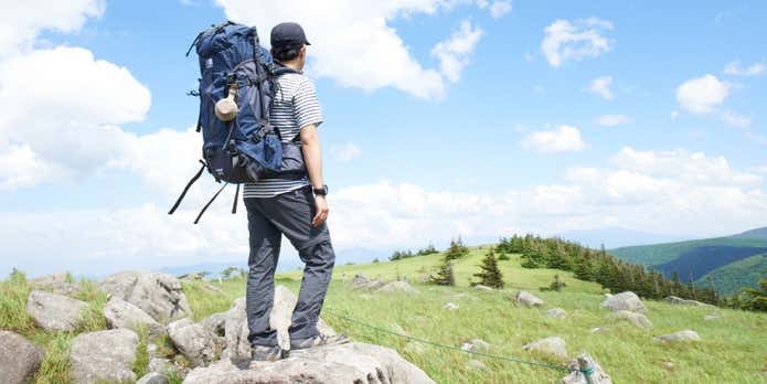 カリマーのクーガーを背負った男性