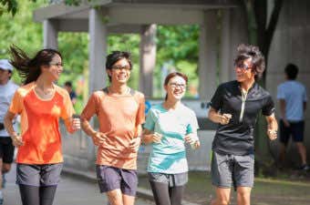 UVカットメガネをかけてランニングする男女