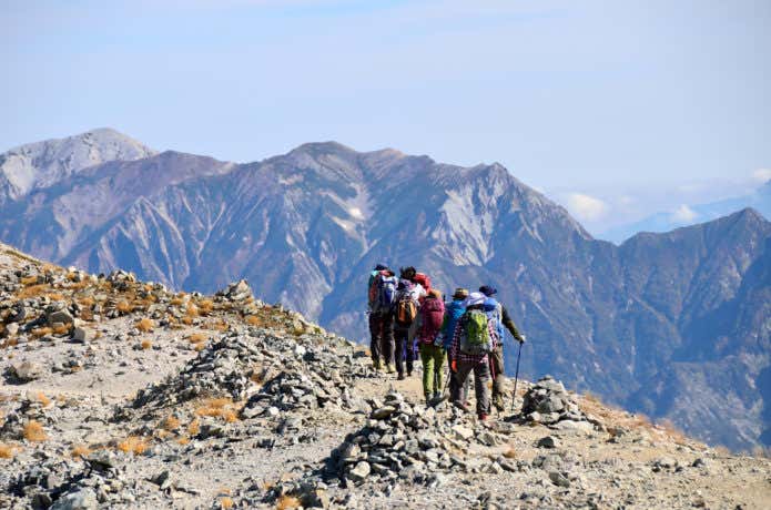 登山する人々