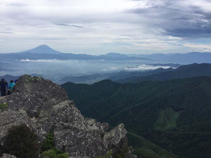 乾徳山頂上からの眺望