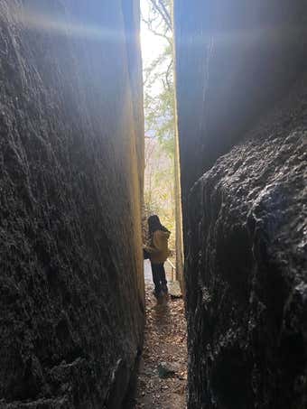 石割神社 ご神体の隙間
