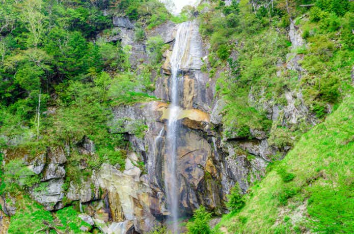 青木鉱泉コースで見られる五色滝の画像