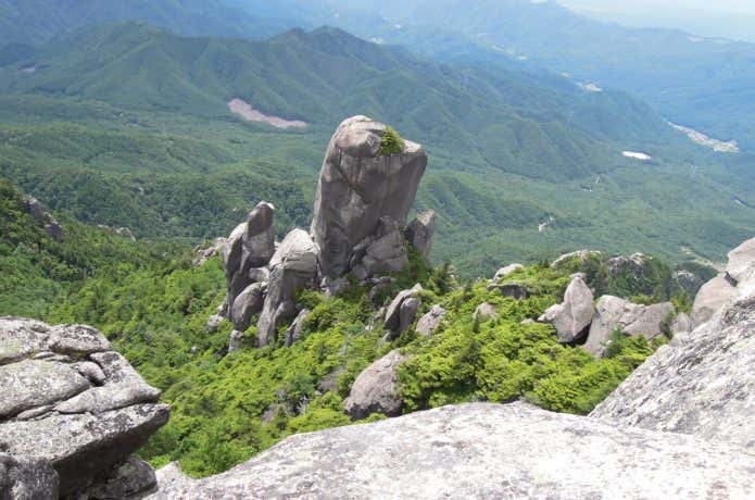 瑞牆山山頂から見た大ヤスリ岩の画像