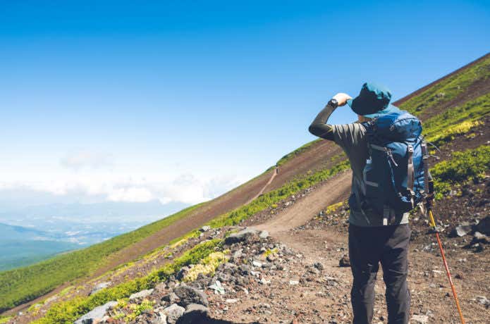 遠方を見つめる登山者