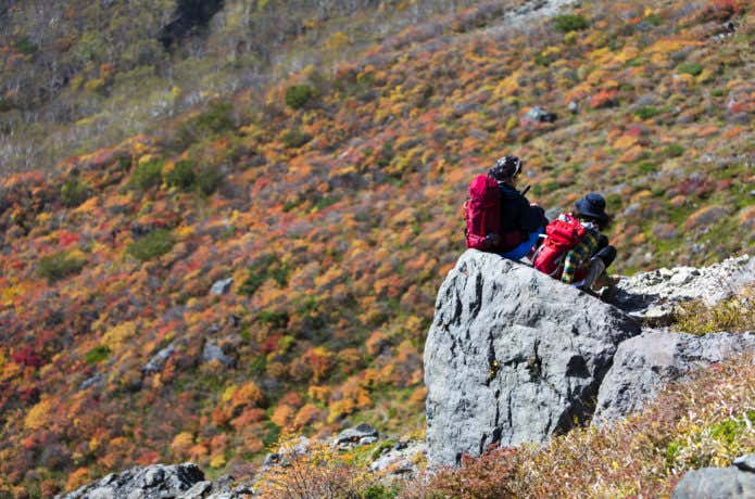 那須岳の紅葉と登山者の画像