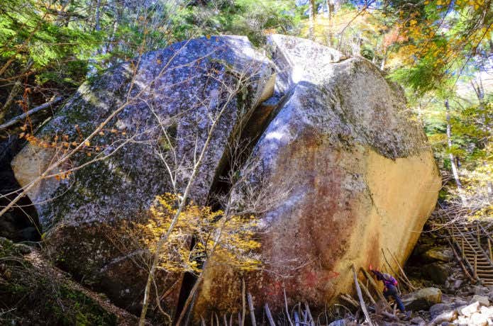 瑞牆山登山で見られる桃太郎岩の画像