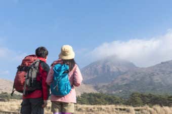 カップルで登山する男女