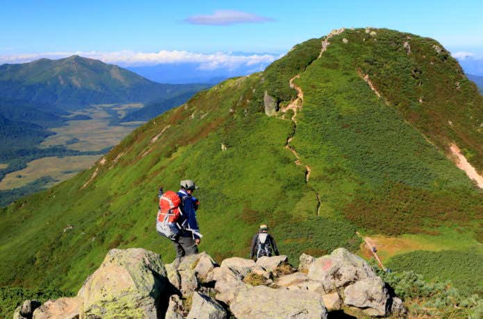 夏山登山をする人