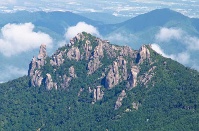 瑞牆山｜荒々しい岩場の道を攻略した先には……？絶景の日帰り登山コース