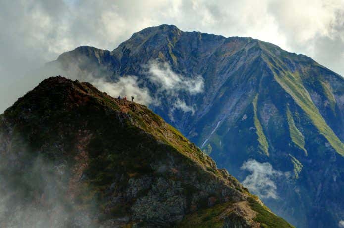 唐松岳稜線から望む雲湧く五竜岳