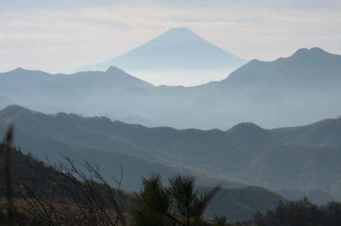 飯盛山から見える八ヶ岳と富士山