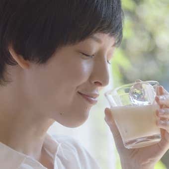 甘酒をのむ女性