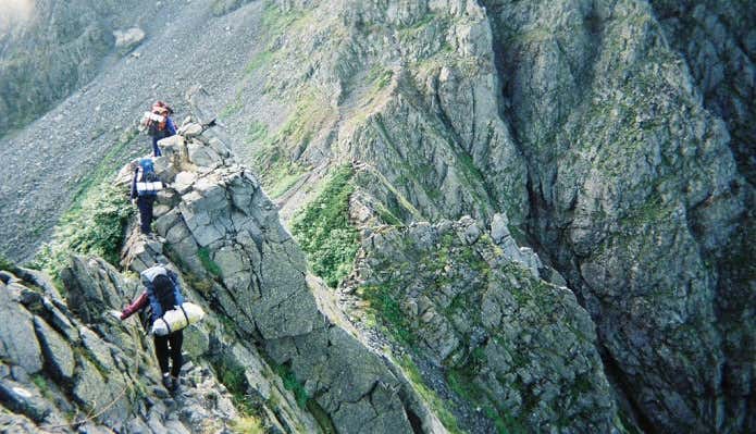 大キレットを歩く登山者