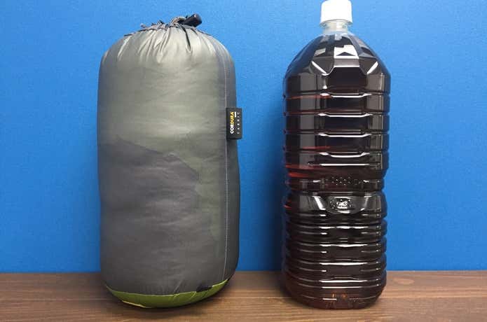 夏用寝袋と2Lペットボトル