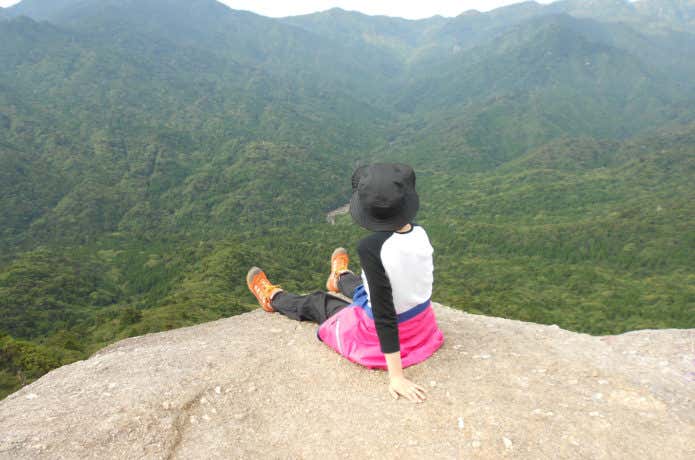 岩の上でくつろぐ登山者