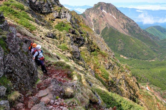 巻き道を行く登山者