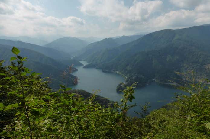 サス沢から見た奥多摩湖