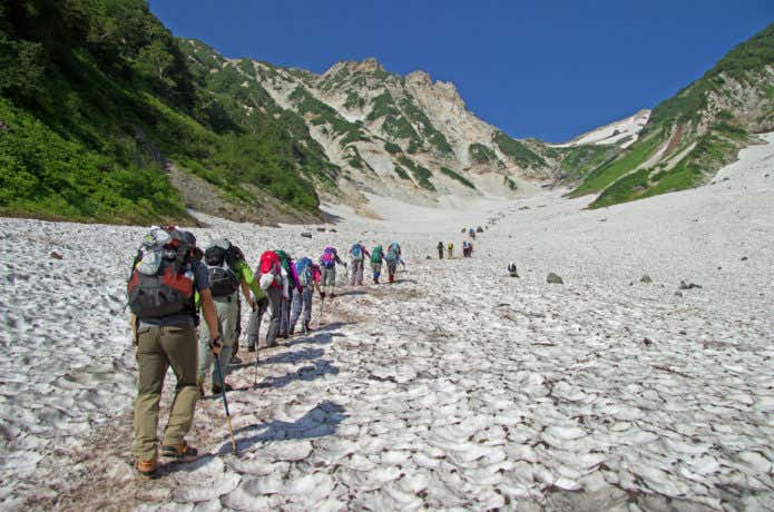 白馬大雪渓を登る登山者